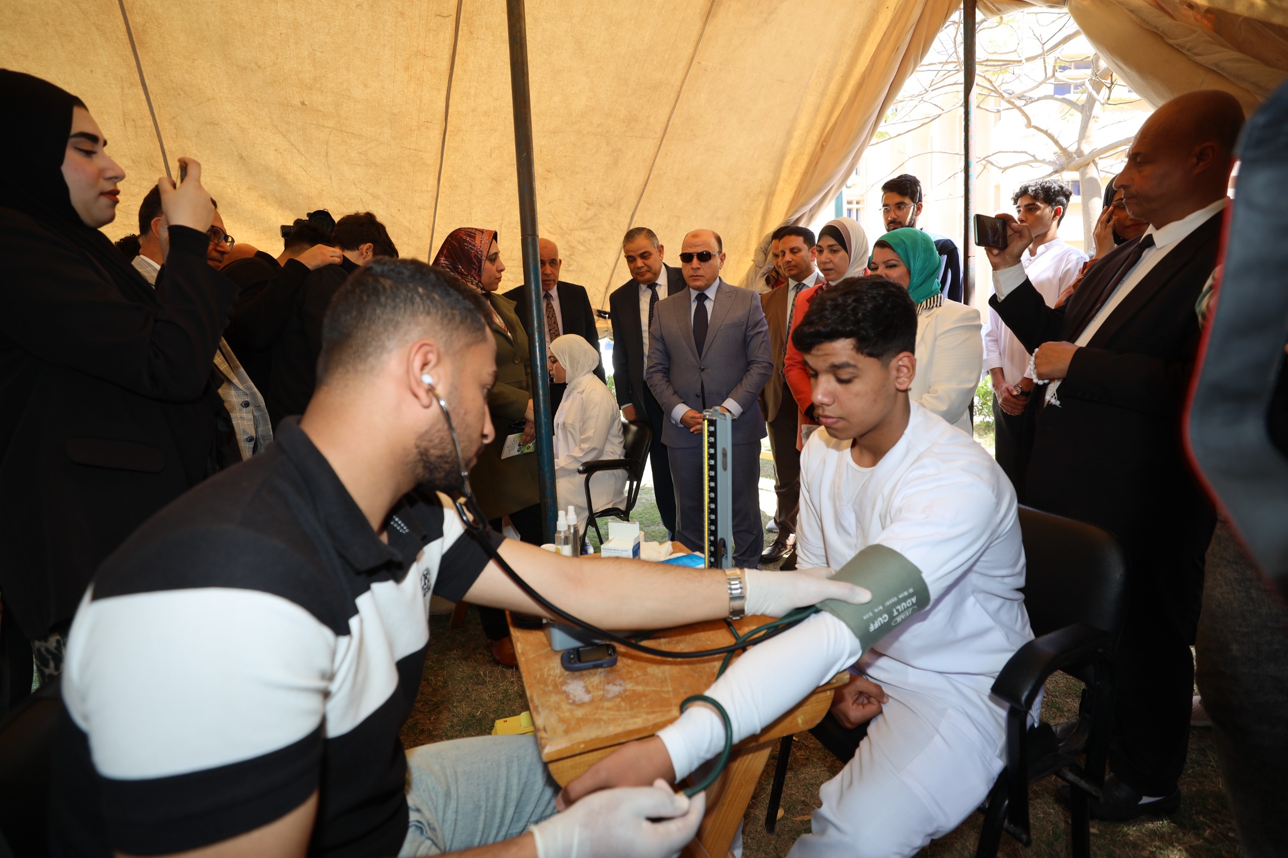 محافظ كفرالشيخ يتفقد القافلة الصحية لكلية التمريض محافظ كفرالشيخ يتفقد القافلة الصحية لكلية التمريض