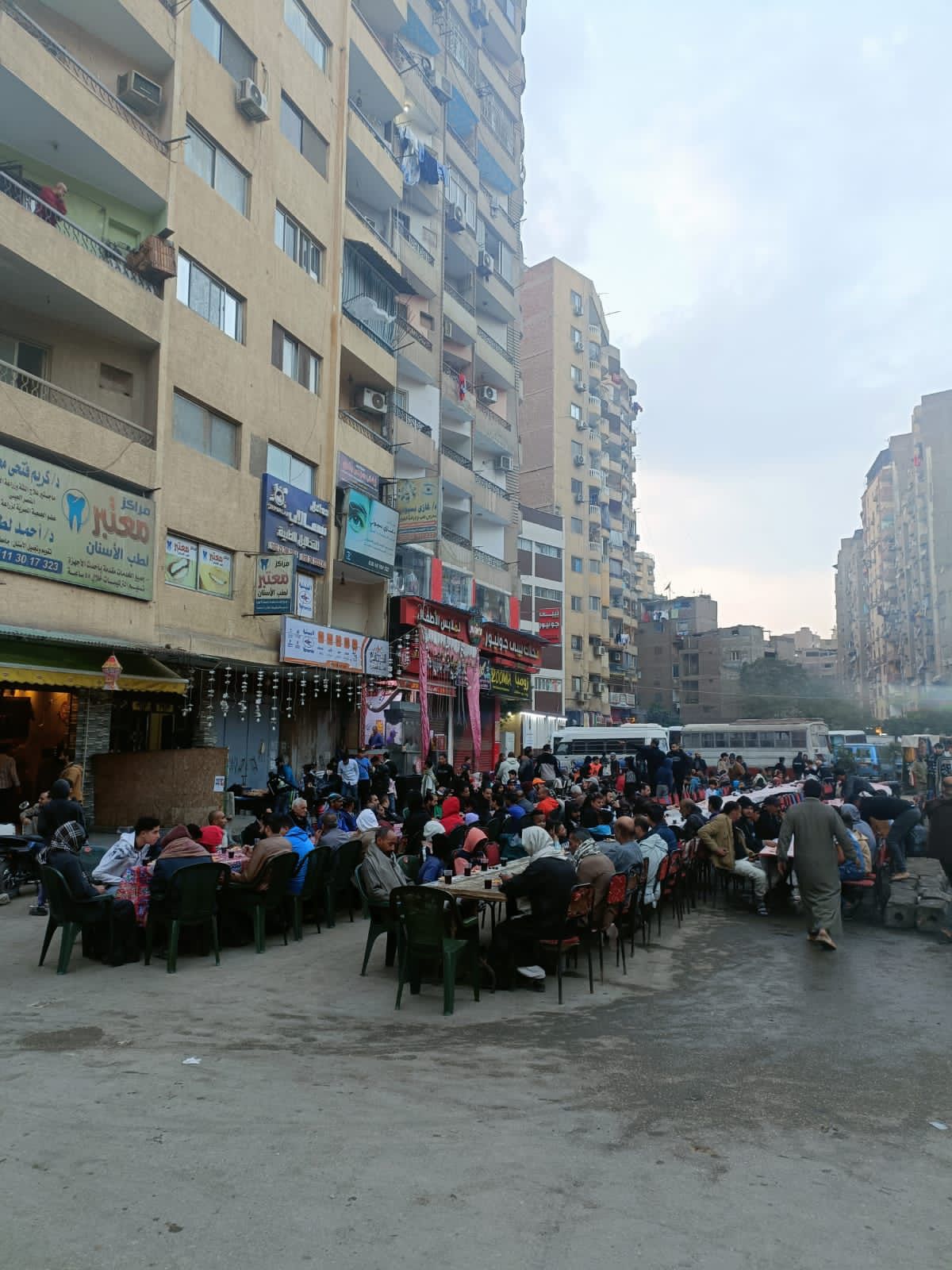 جانب من مائدة الإفطار جانب من مائدة الإفطار