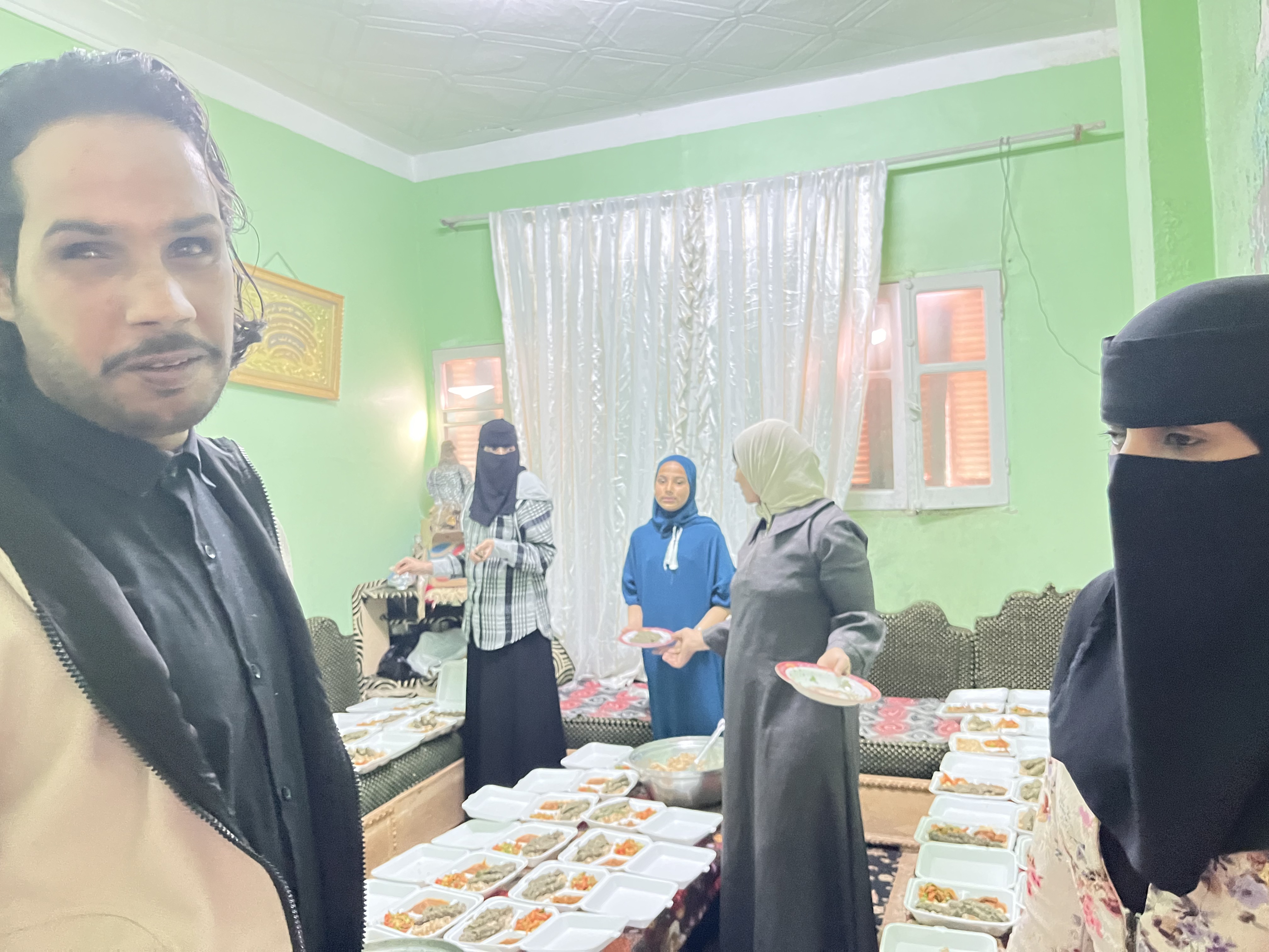 فريق العمل يقوم بالتجهيز فريق العمل يقوم بالتجهيز