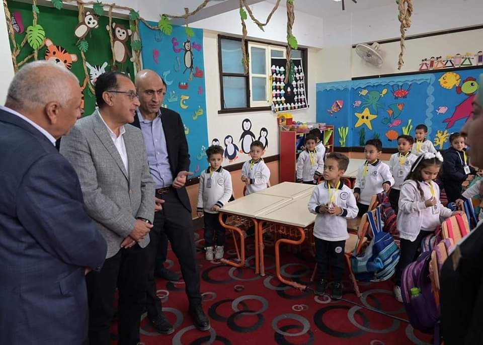 رئيس الوزراء داخل المدرسة