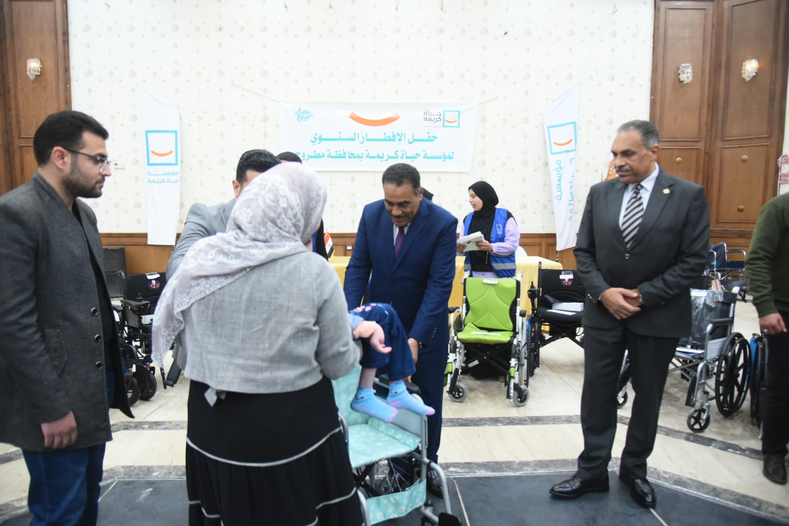 مؤسسة حياة كريمة توفر كراسي متحركة ومحافظ مطروح يسلمها للمستحقين مؤسسة حياة كريمة توفر كراسي متحركة ومحافظ مطروح يسلمها للمستحقين