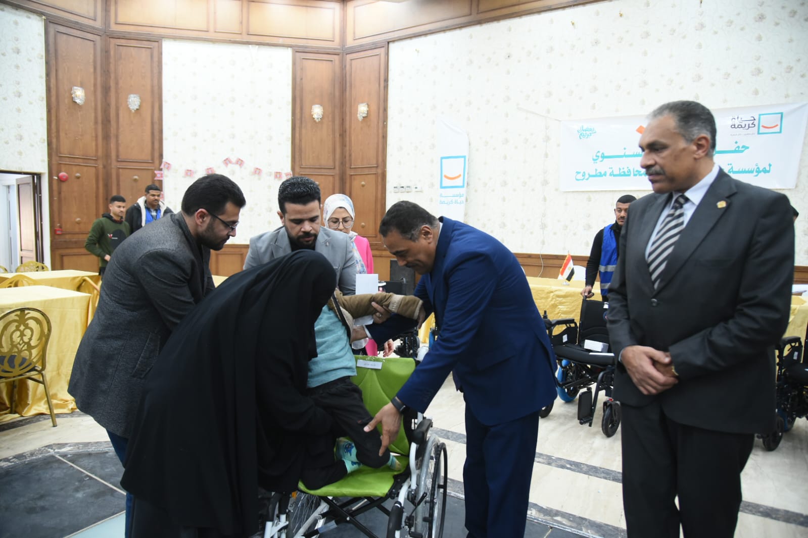 محافظ مطروح يسلم كراسي متحركة لذوي الهمم محافظ مطروح يسلم كراسي متحركة لذوي الهمم