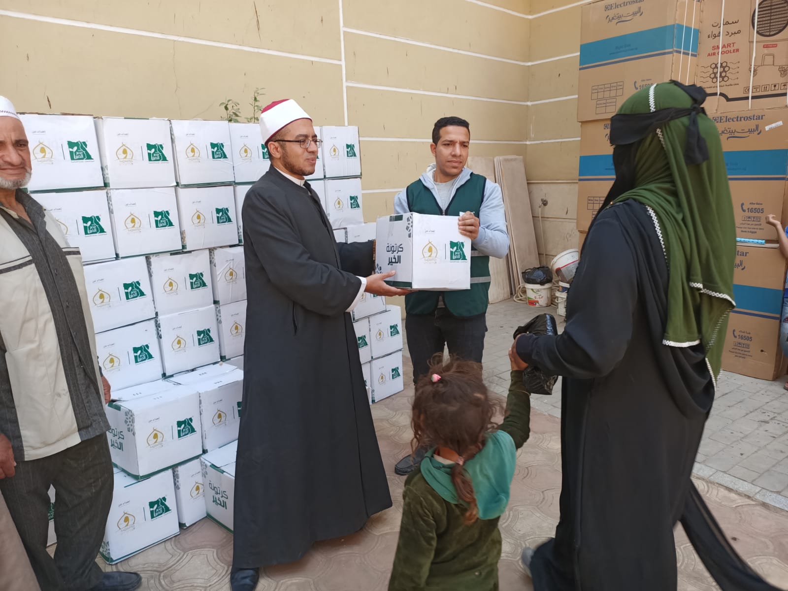 مائة ألف كرتونة غذائية مائة ألف كرتونة غذائية