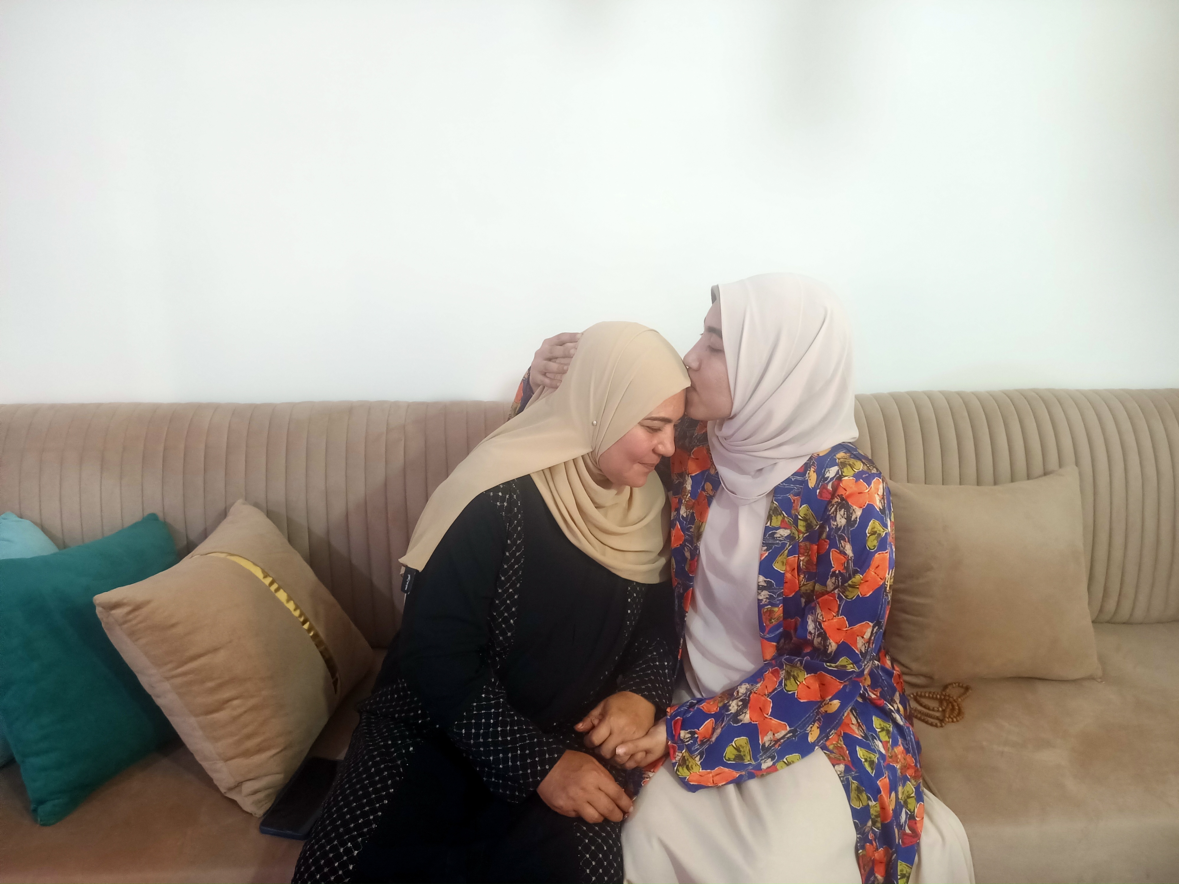 الام المثالية مع نجلتها اثناء تقبيل راسها الام المثالية مع نجلتها اثناء تقبيل راسها