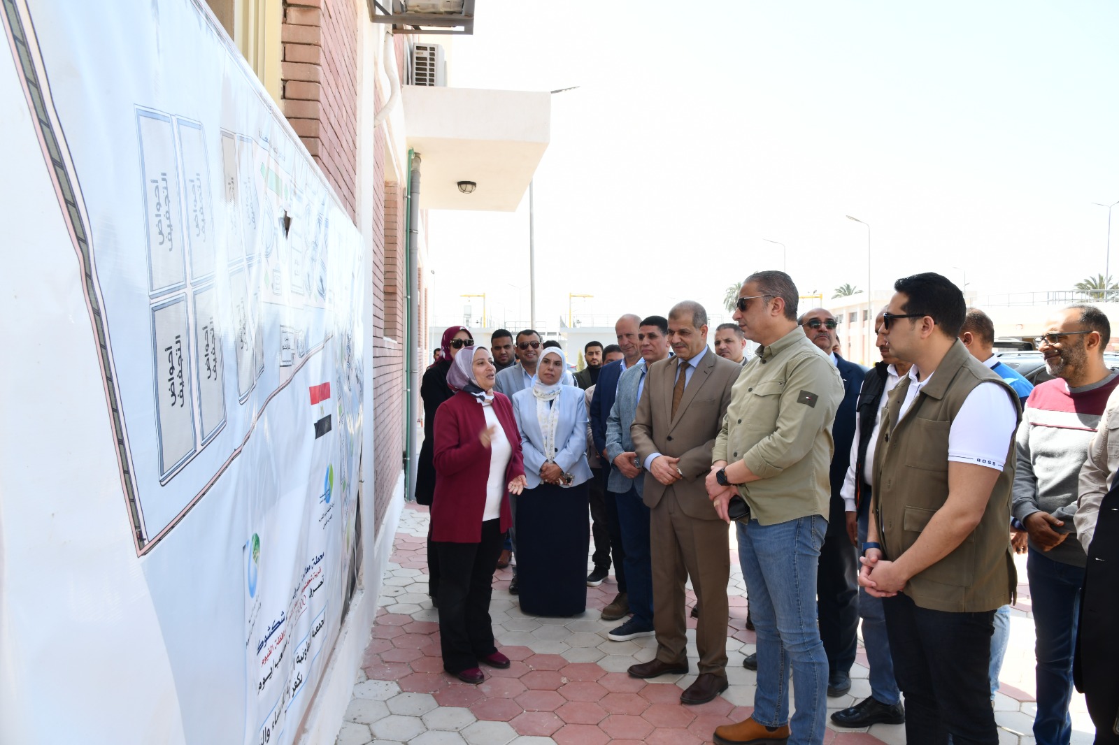 محافظ الفيوم يستمع لشرح حول محطة الصرف