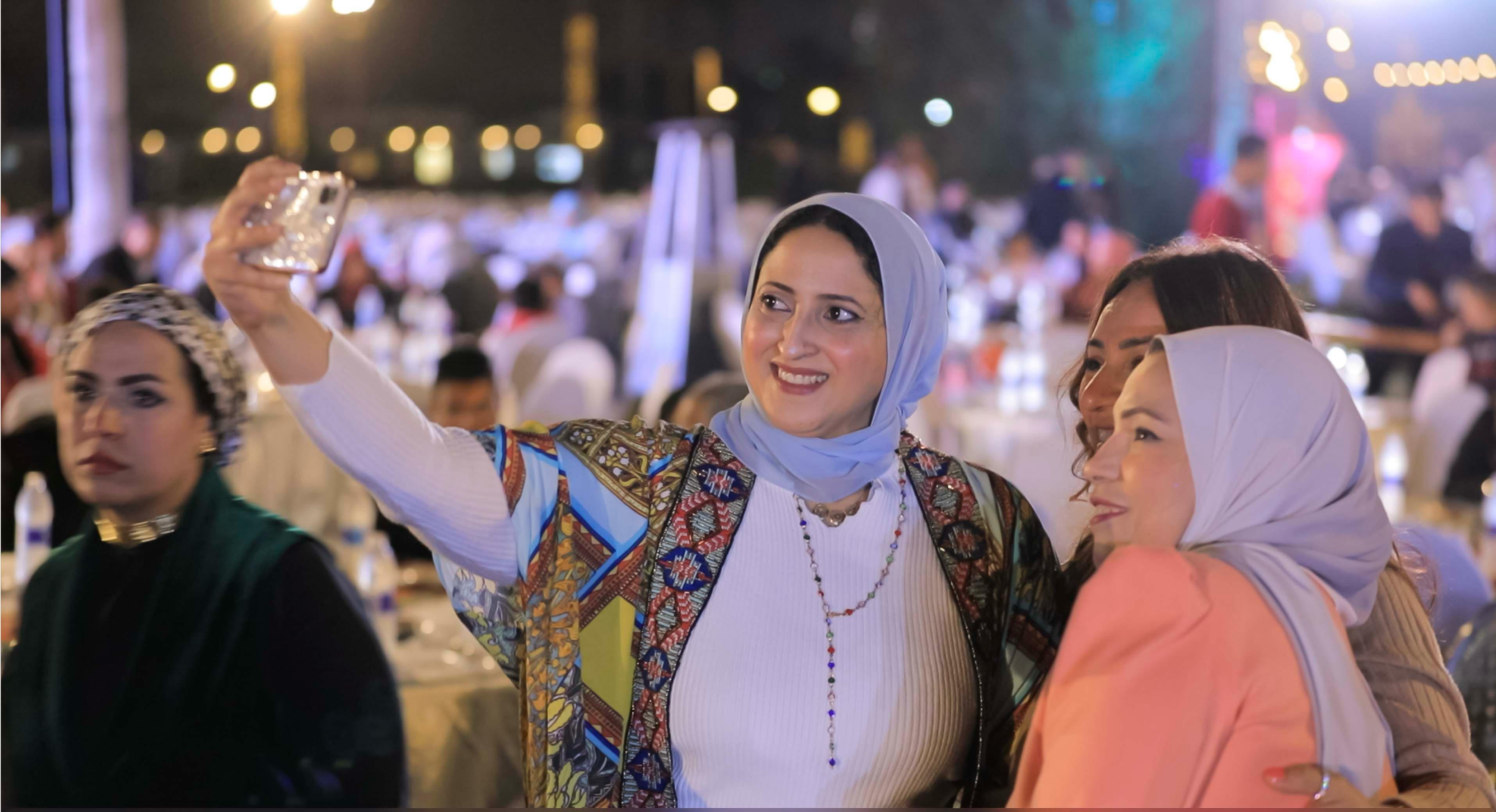 التقاط الصور مع وزيرة التضامن الاجتماعى