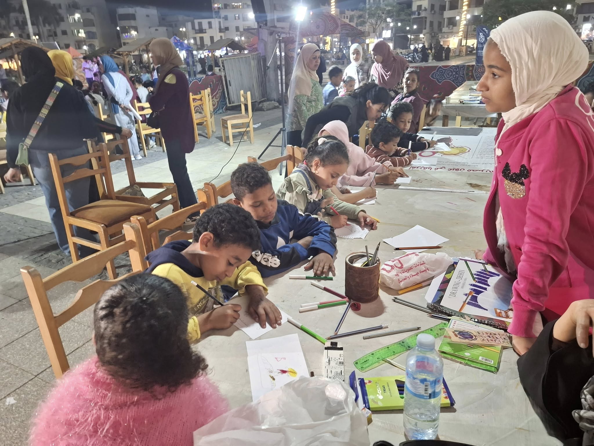 أطفال الأقصر خلال ليالي رمضان الثقافية بساحة أبوالحجاج أطفال الأقصر خلال ليالي رمضان الثقافية بساحة أبوالحجاج