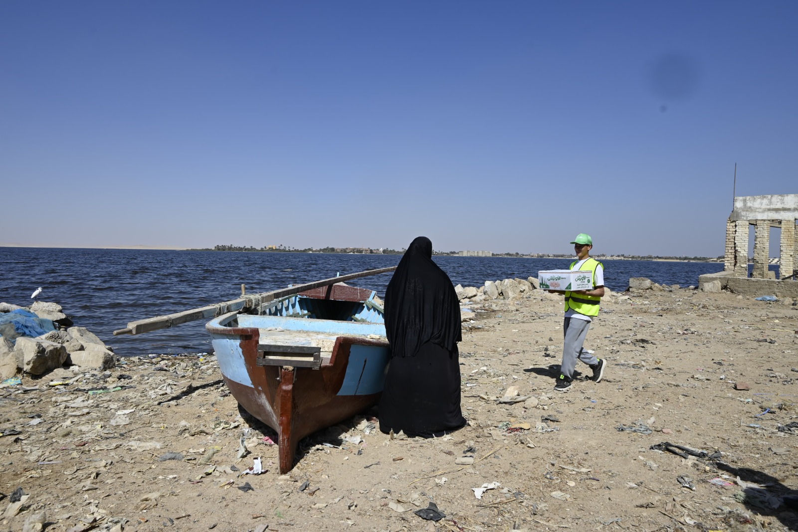 خلال توزيع المساعدات