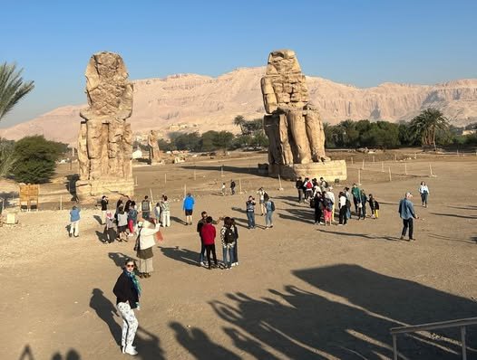 اجواء سياحية مميزة فى تمثالى ممنون غرب الأقصر