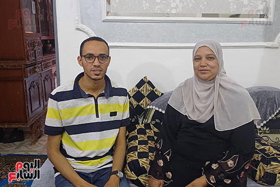 صحفى اليوم السابع مع الأم المثالية