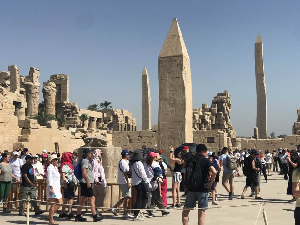 سياح العالم يستمتعون فى زيارات معابد الأقصر