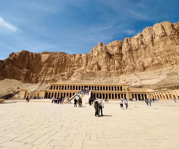 جانب من زيارات السياح فى معبد الملكة حتشبسوت