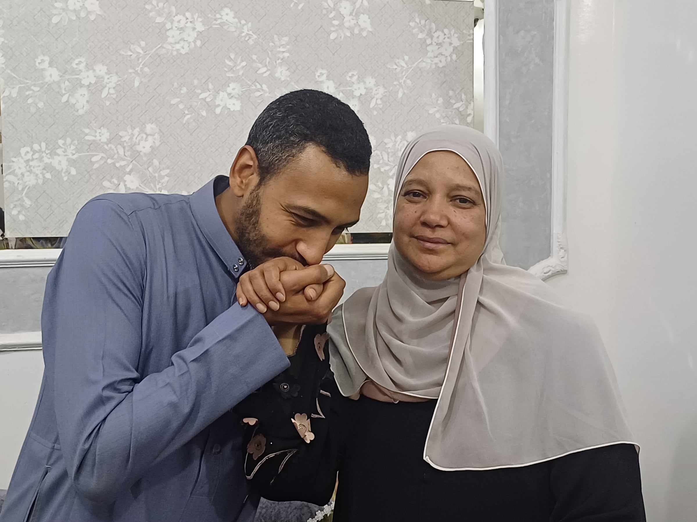 الابن الأكبر يقبل يد الأم المثالية الابن الأكبر يقبل يد الأم المثالية