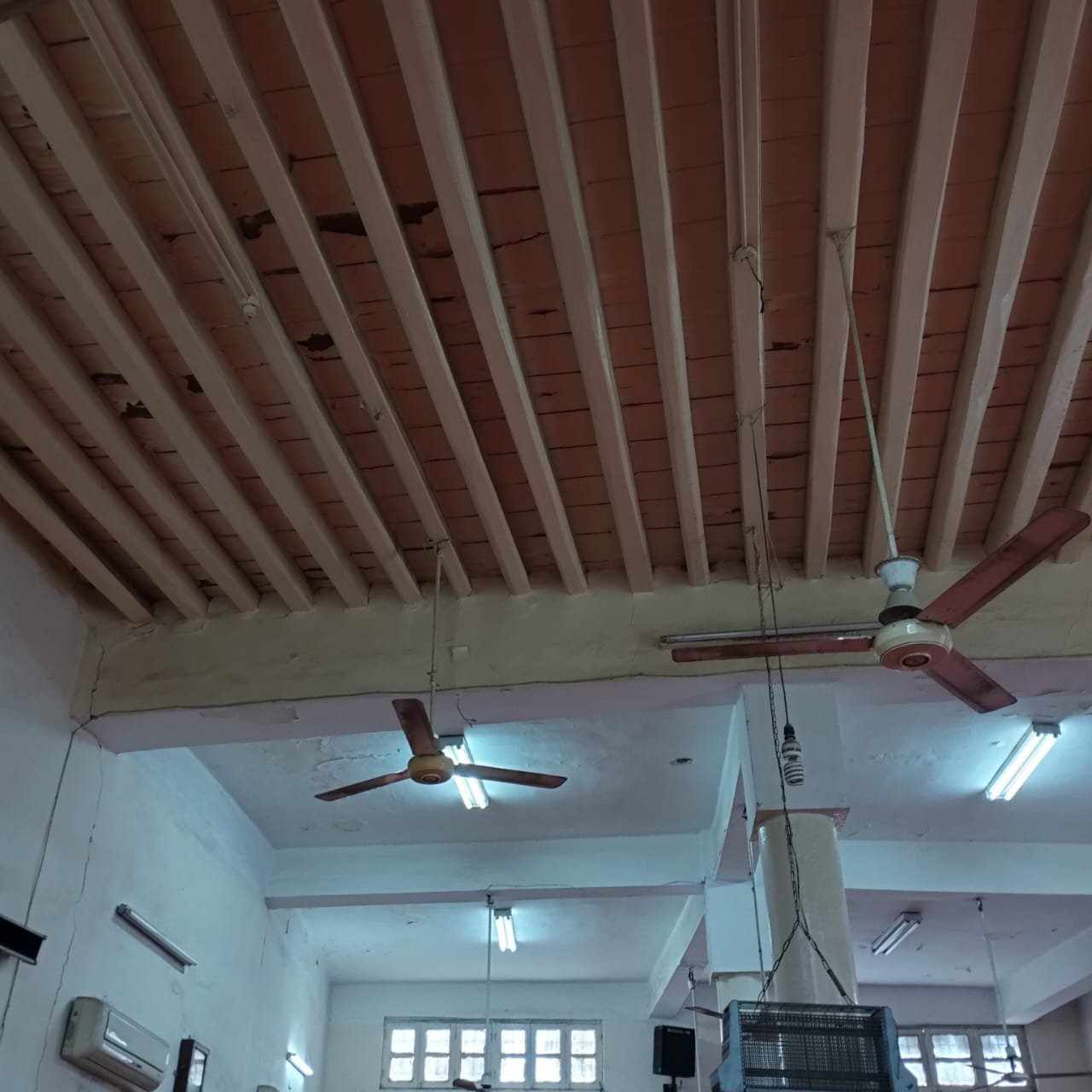 سقف المسجد من الاعمدة الخشبية