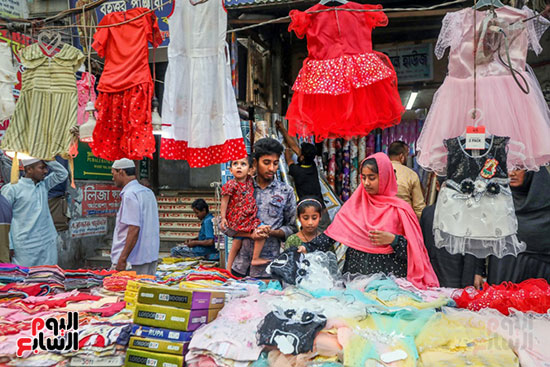 ملابس العيد تزين السوق ملابس العيد تزين السوق