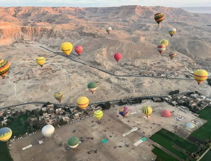 تغريد يومى للبالون الطائر فى سماء غرب الأقصر