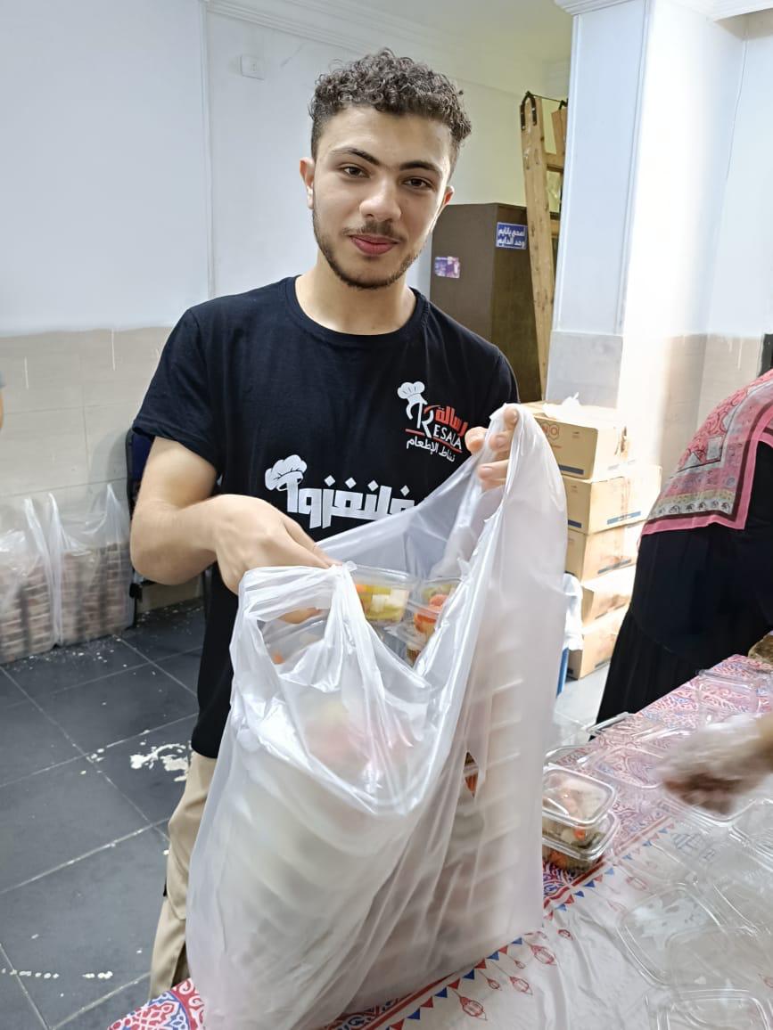 جمعية رسالة عضو التحالف الوطني توزع وجبات