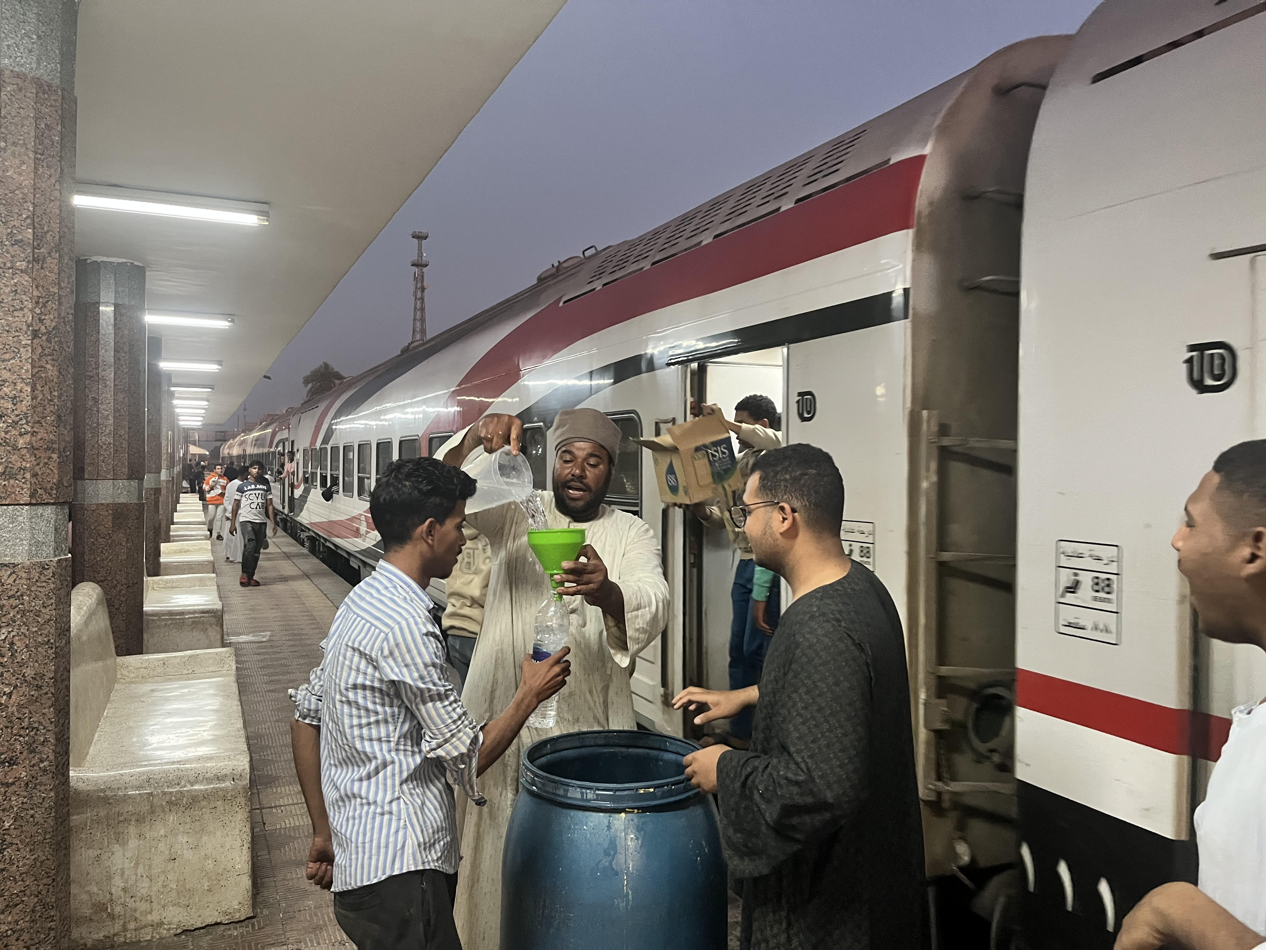 أهالي دشنا يوزعون العصائر والمياه على ركاب القطار