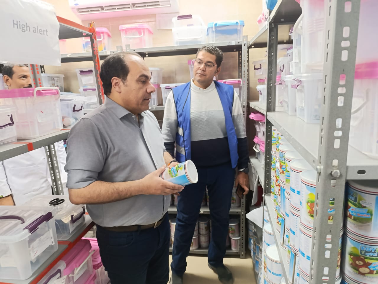 جانب من الاطمئنان على توافر المستلزمات الطبية جانب من الاطمئنان على توافر المستلزمات الطبية