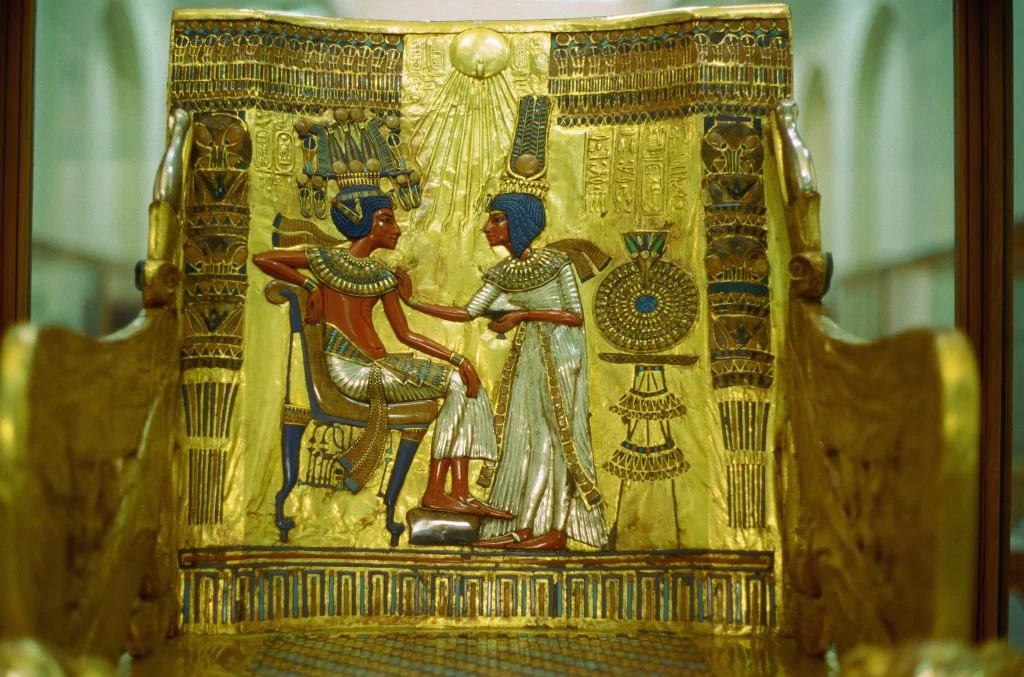 عرش توت عنخ آمون المزخرف عرش توت عنخ آمون المزخرف