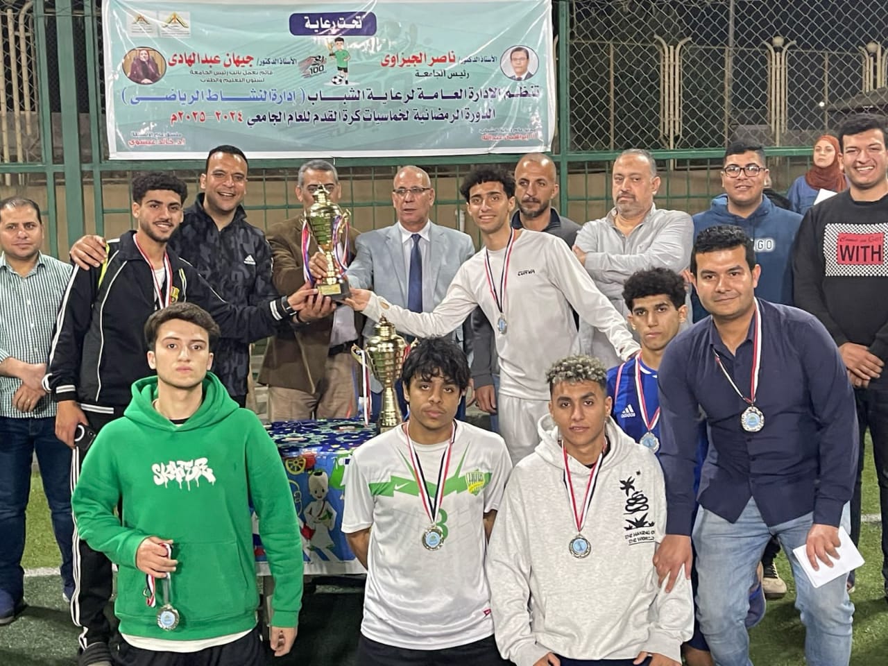 خلال تسلم الجوائز خلال تسلم الجوائز