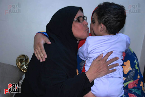 قبلة-من-الأم-المثالية-بالأقصر-لحفيدها-فرحاً-بالفوز قبلة-من-الأم-المثالية-بالأقصر-لحفيدها-فرحاً-بالفوز