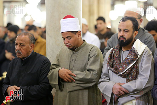 جانب من صلاة العشاء والتراويح من رحاب الجامع الأزهر جانب من صلاة العشاء والتراويح من رحاب الجامع الأزهر