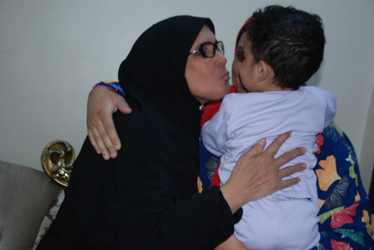 قبلة من الأم المثالية بالأقصر لحفيدها فرحاً بالفوز قبلة من الأم المثالية بالأقصر لحفيدها فرحاً بالفوز