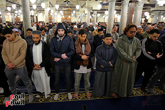 الطلاب الوافدين من دول عدة خلال الصلاة الطلاب الوافدين من دول عدة خلال الصلاة