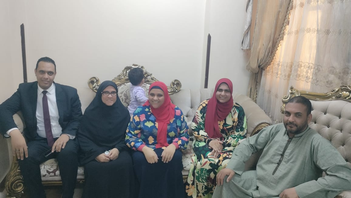 الأم المثالية بالأقصر مع بناتها وأزواجهم فى مدينة إسنا الأم المثالية بالأقصر مع بناتها وأزواجهم فى مدينة إسنا