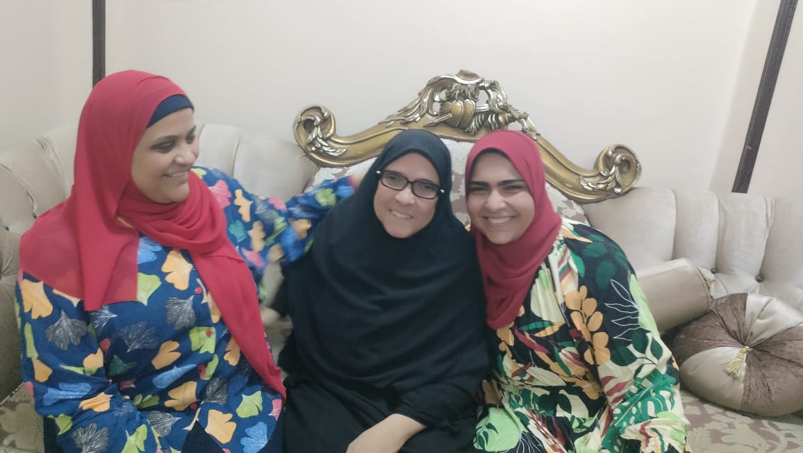 فرحة الأم المثالية بالأقصر الدكتورة مريم محمد بين بناتها فرحة الأم المثالية بالأقصر الدكتورة مريم محمد بين بناتها