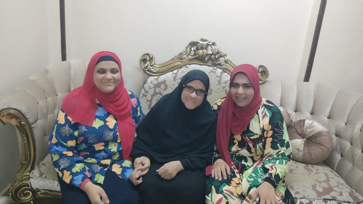 الأم المثالية بالأقصر الدكتورة مريم محمد بين بناتها الأم المثالية بالأقصر الدكتورة مريم محمد بين بناتها