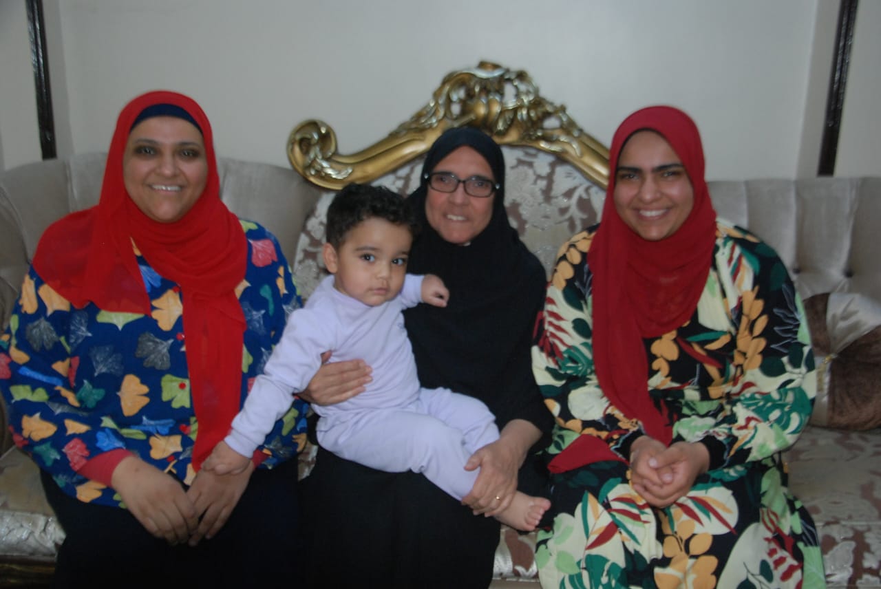 الفرحة بين عائلة الأم المثالية بمحافظة الأقصر الفرحة بين عائلة الأم المثالية بمحافظة الأقصر