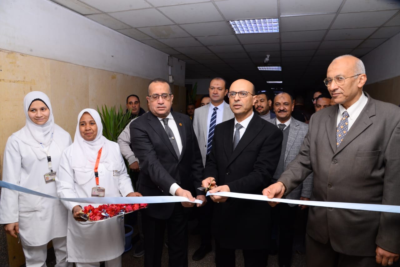 يفتح رئيس جامعة Assiut وحدة التنظير للأطفال (3)