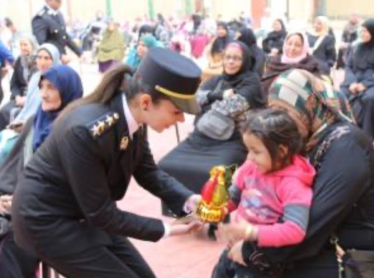 الداخلية توزع المساعدات على المواطنين (5)