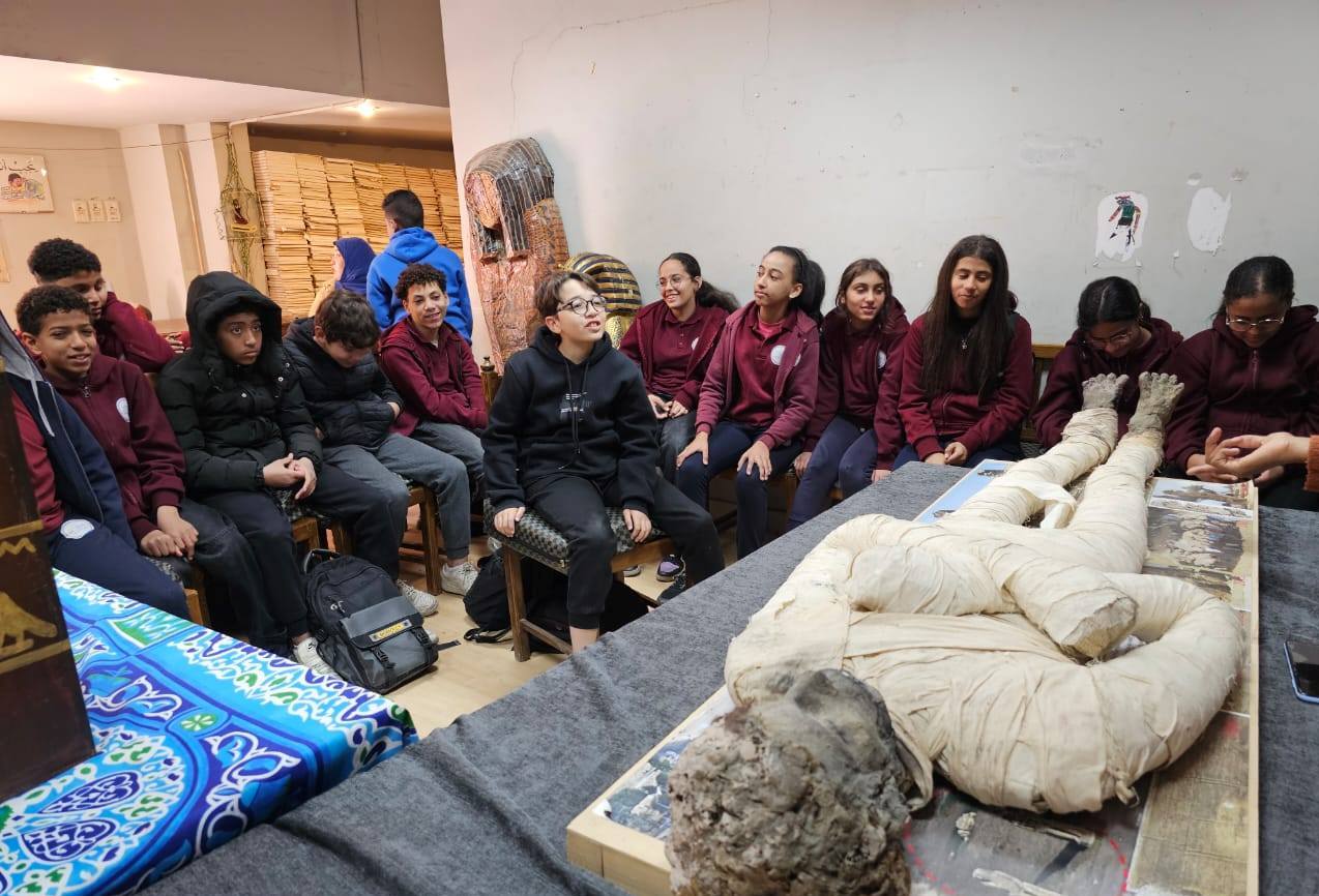 الوعى الأثرى بالأقصر تقدم ورشة عمل لطلبة المدارس حول فن التحنيط