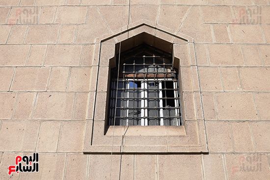 نوافذ-المقبرة-من-الخارج نوافذ-المقبرة-من-الخارج