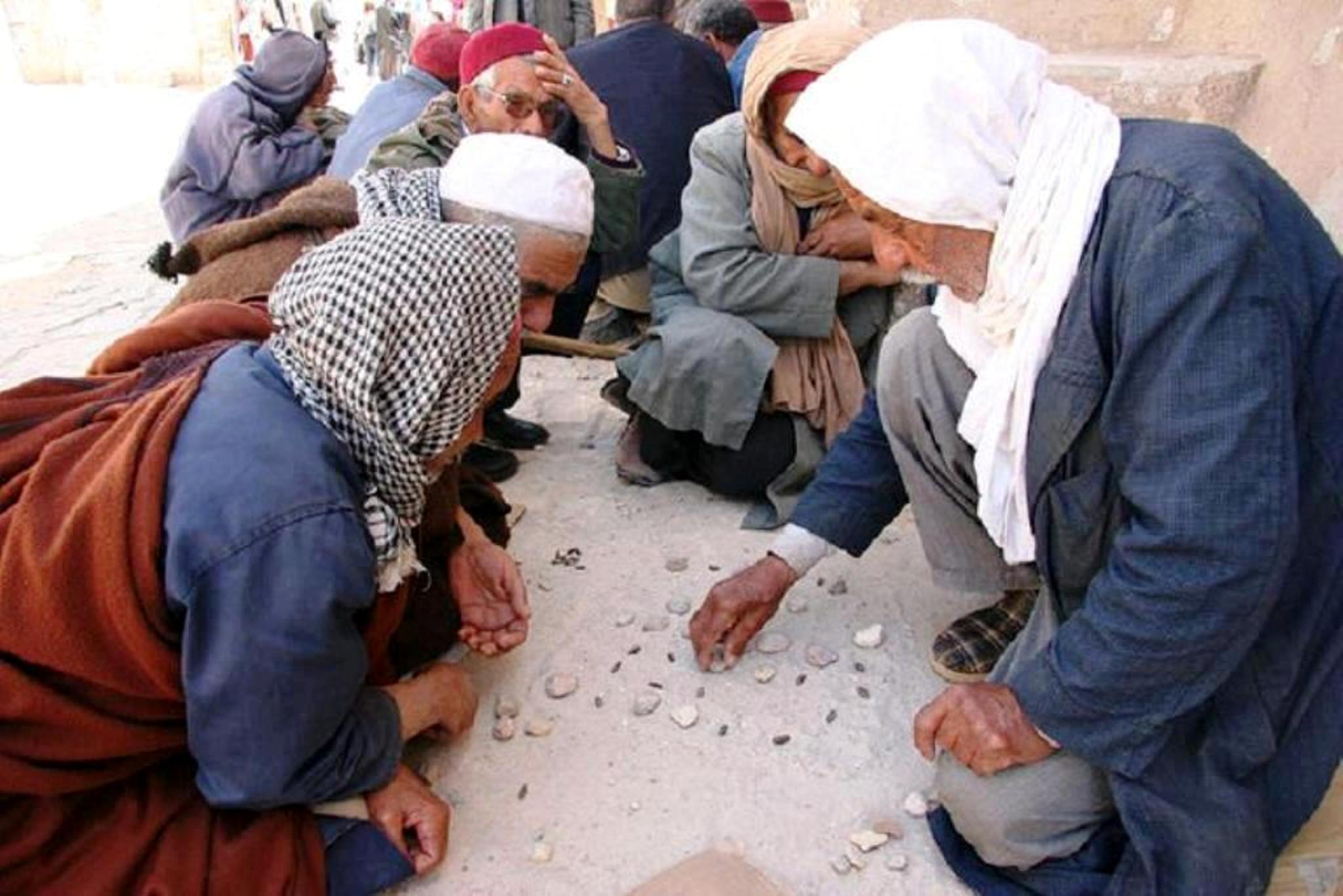 لعب السيجا اشهر لعبة تسالي لكبار السن من البدو في رمضان (1)