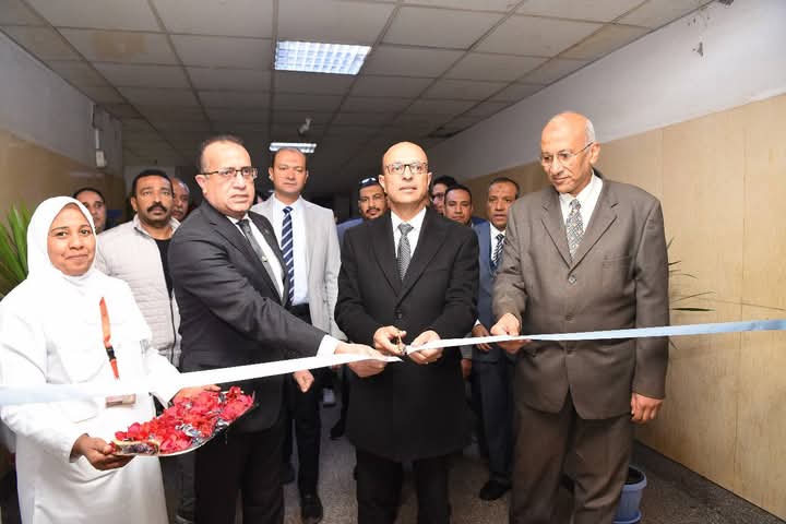 رئيس جامعة أسيوط يفتتح وحدة مناظير صدر الأطفال (2)