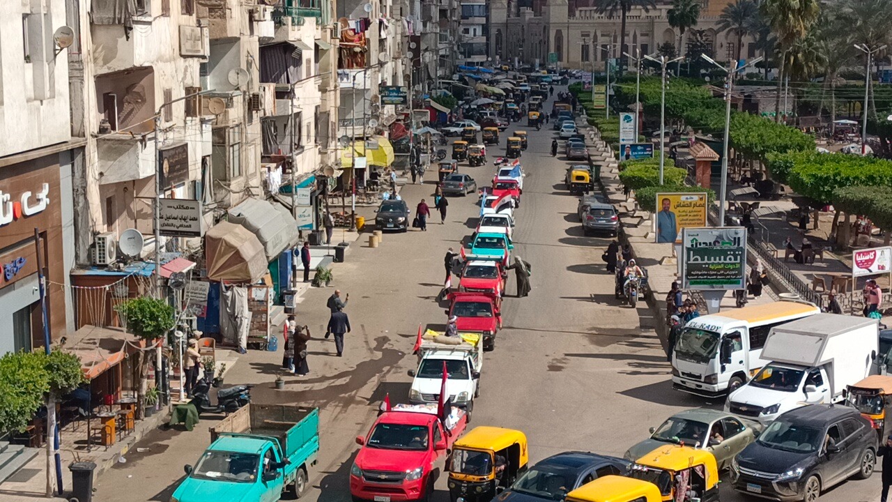 مشهد متميزة لسيارات محملة بالمساعدات مشهد متميزة لسيارات محملة بالمساعدات
