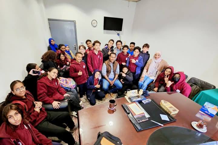 طلبة المدرسة مع مدير متحف الأقصر