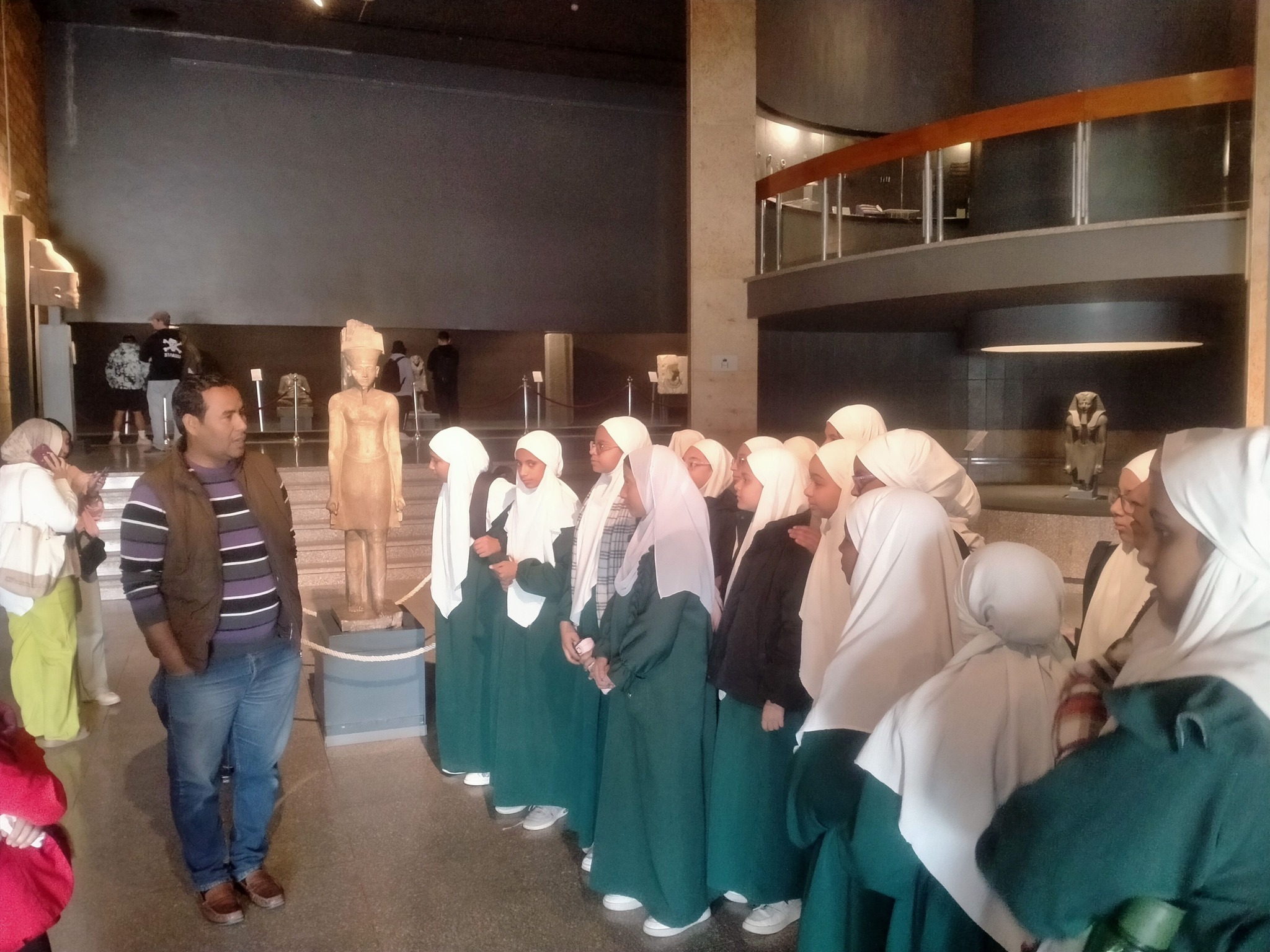 مدير متحف الأقصر مع طالبات الأزهر خلال الورشة