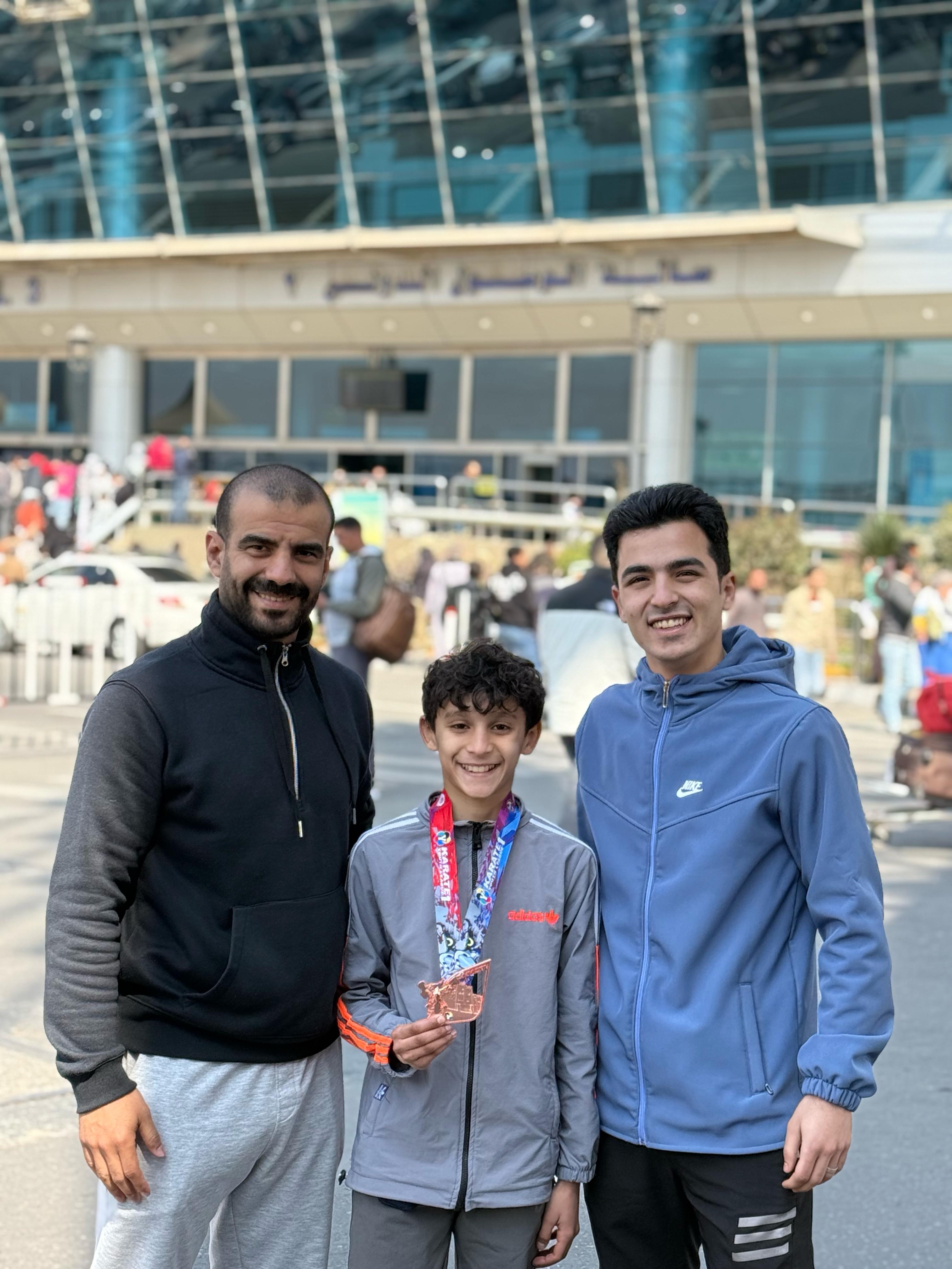 البطل مع مدربيه 