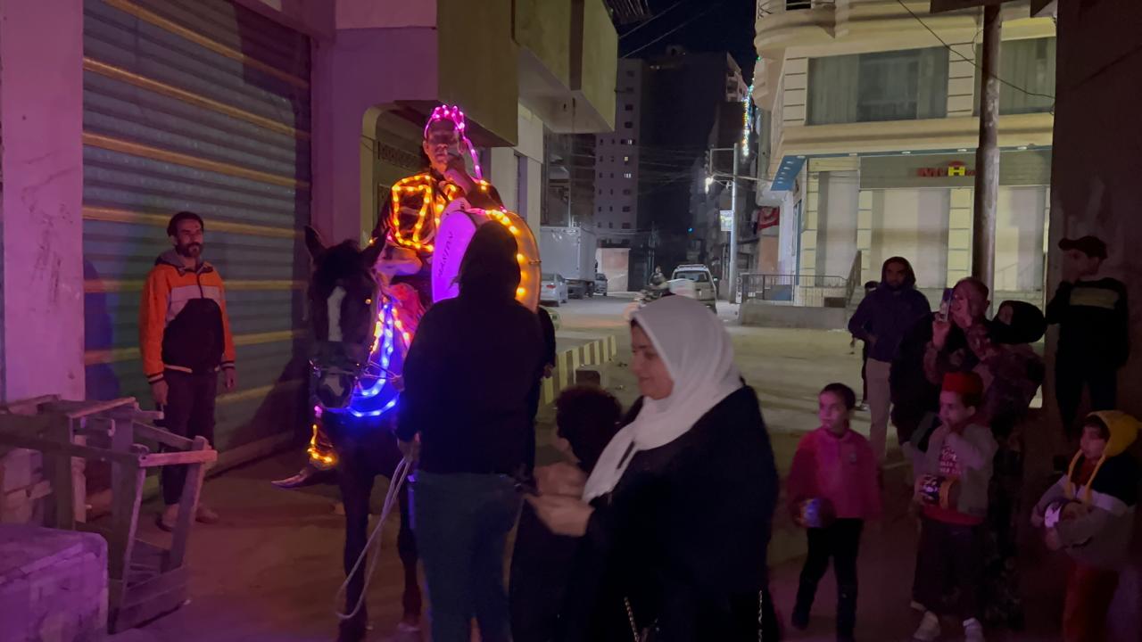 يتفاعل المواطنون مع الماراتي يتفاعل المواطنون مع الماراتي