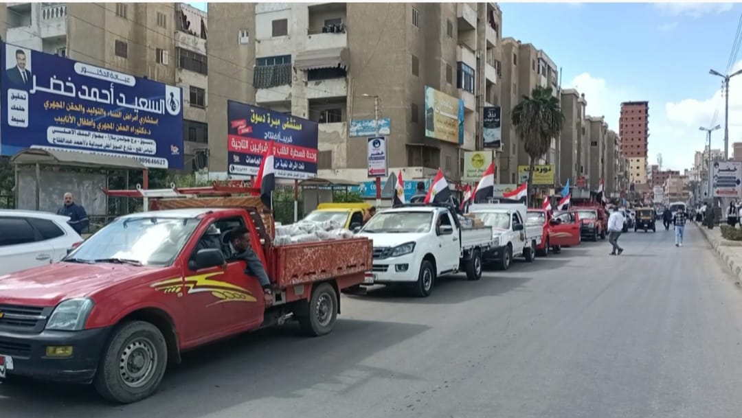 سيارات محملة بالمساعدات سيارات محملة بالمساعدات