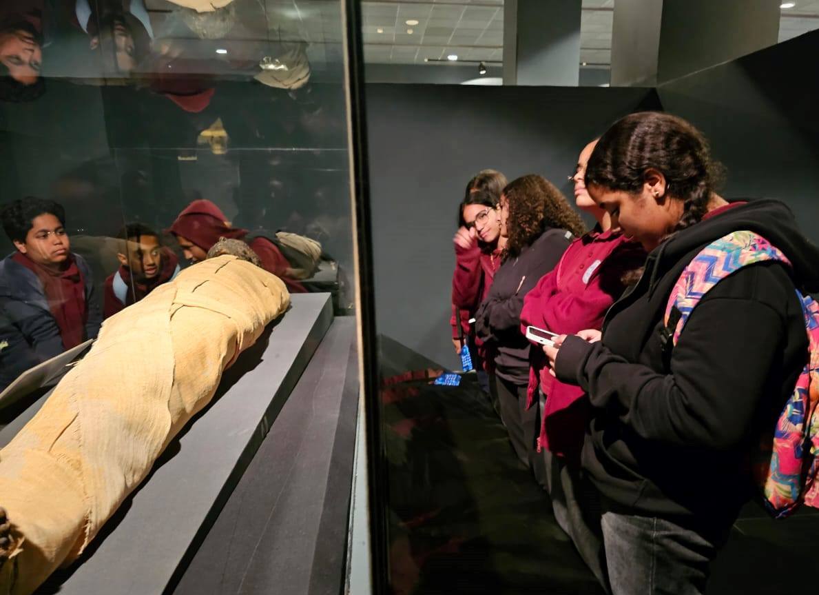 ورشة عمل لطلبة المدارس حول فن التحنيط المصري القديم لطلبة مدرسة المستقبل