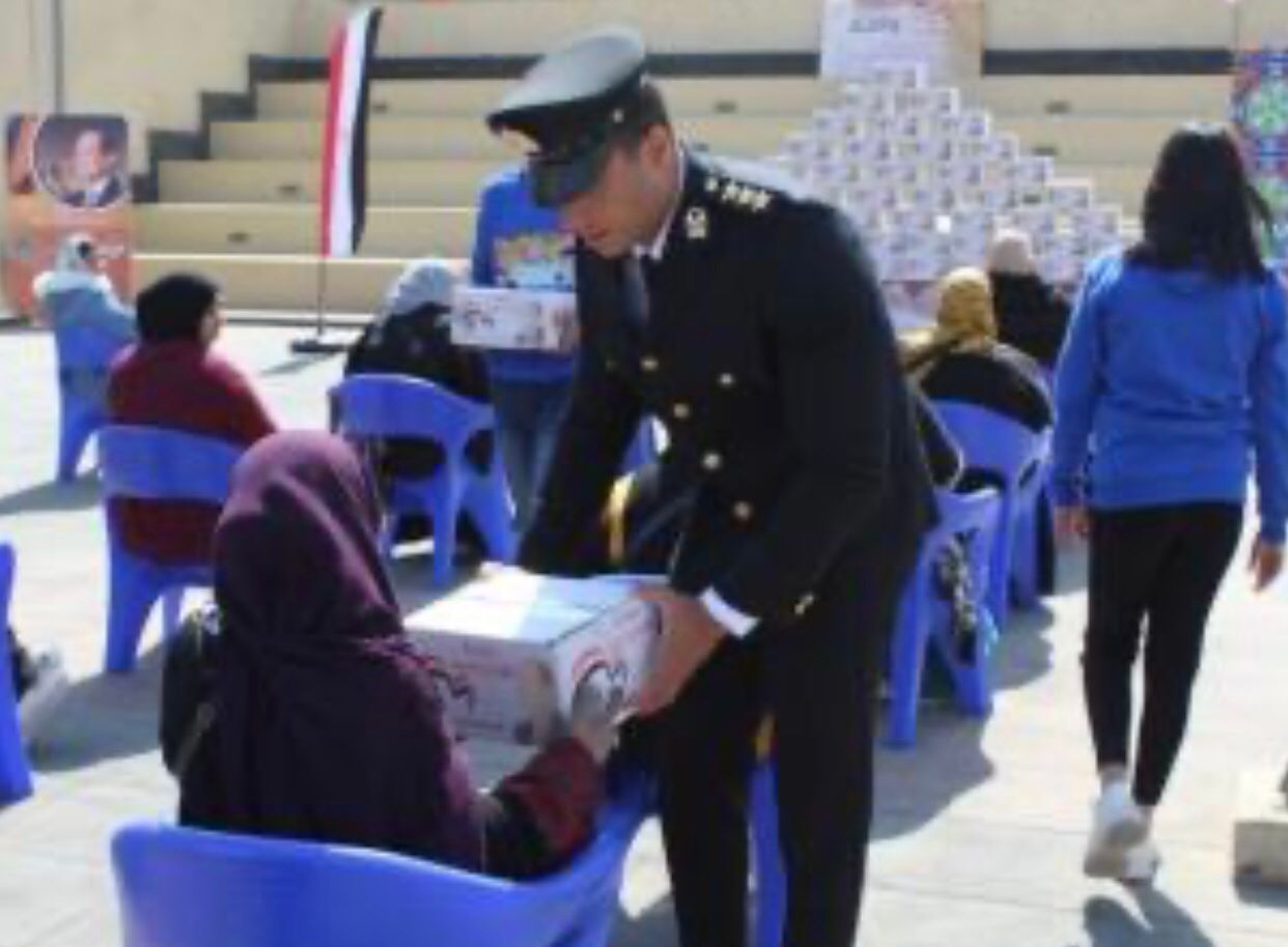 الداخلية توزع المساعدات على المواطنين (3)