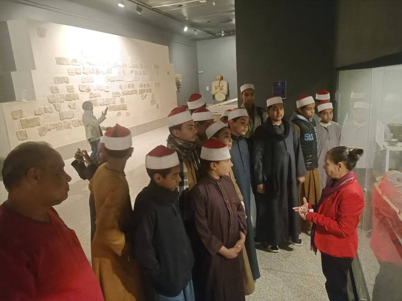 جانب من توعية طلبة المدارس عن المفاهيم الصحيحة للتحنيط جانب من توعية طلبة المدارس عن المفاهيم الصحيحة للتحنيط