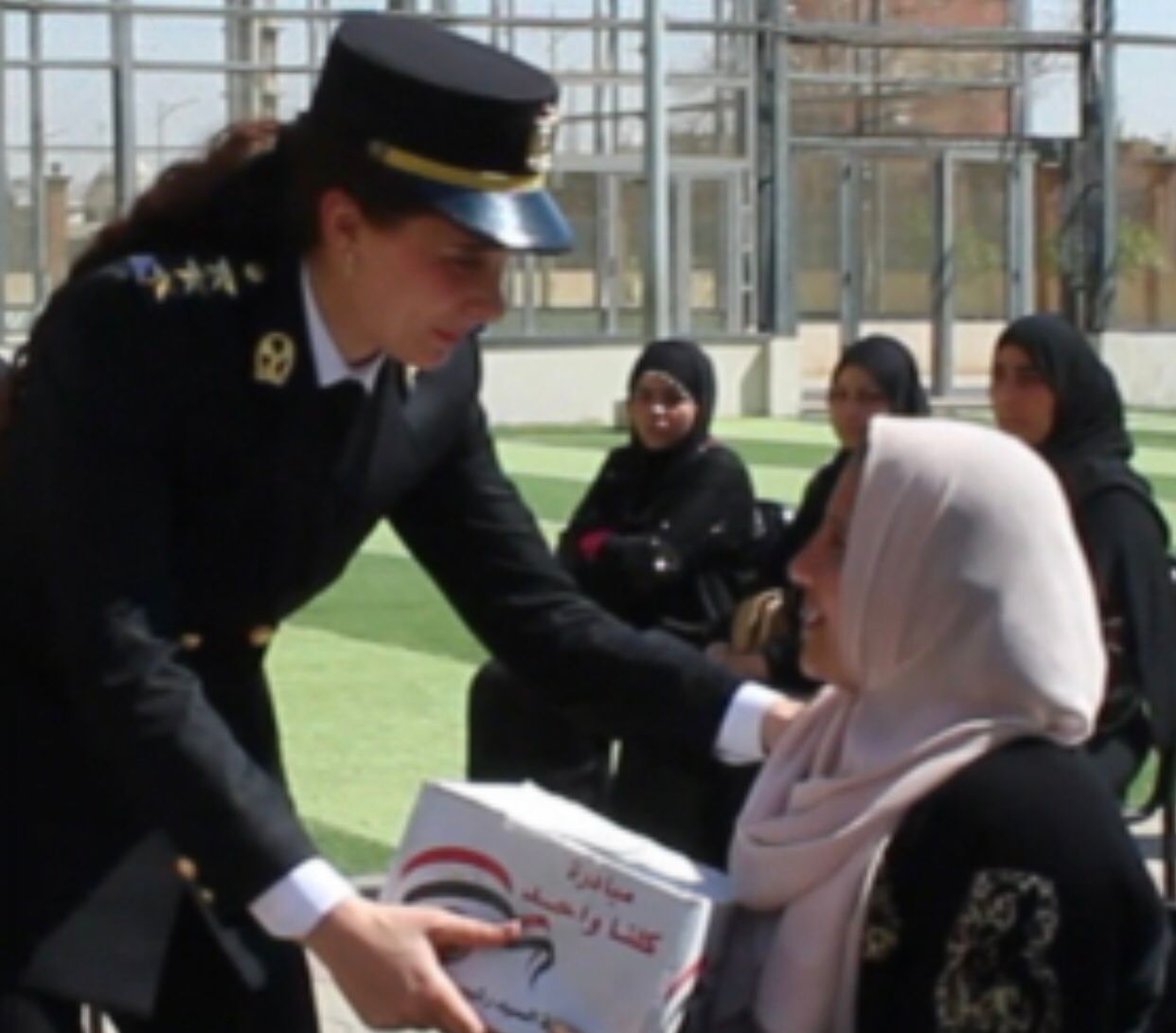 الداخلية توزع المساعدات على المواطنين (2)