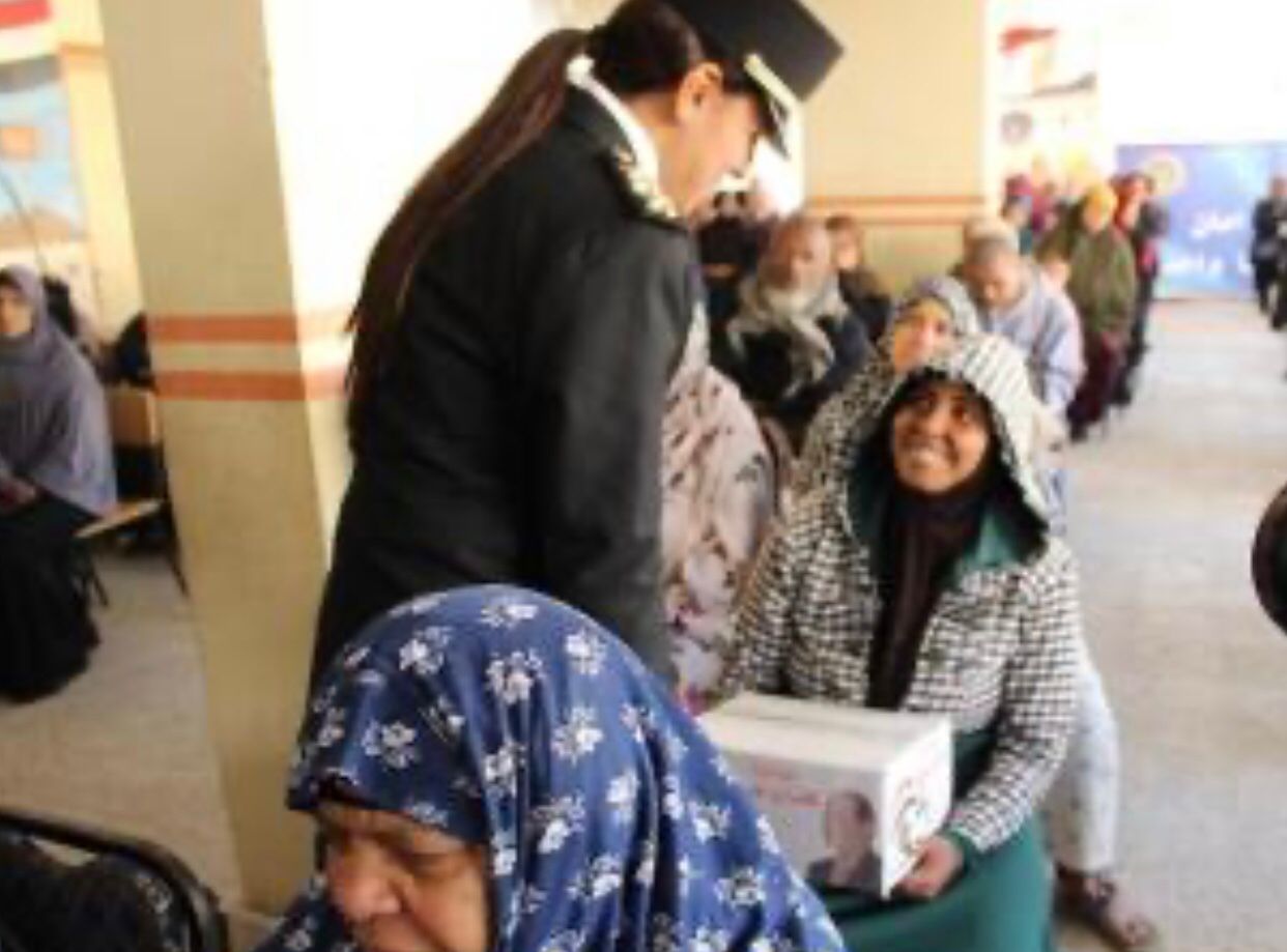 الداخلية توزع المساعدات على المواطنين (1)